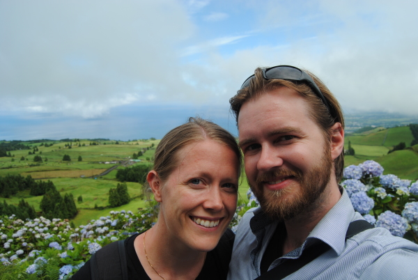 Johanna och Daniel med natur i bakgrunden.