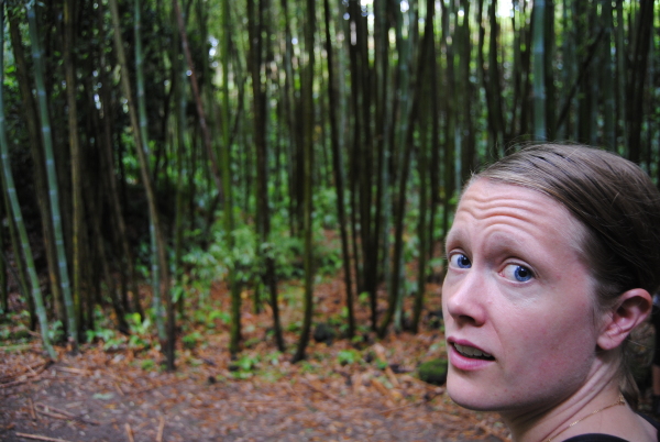 Johanna framför bambu.