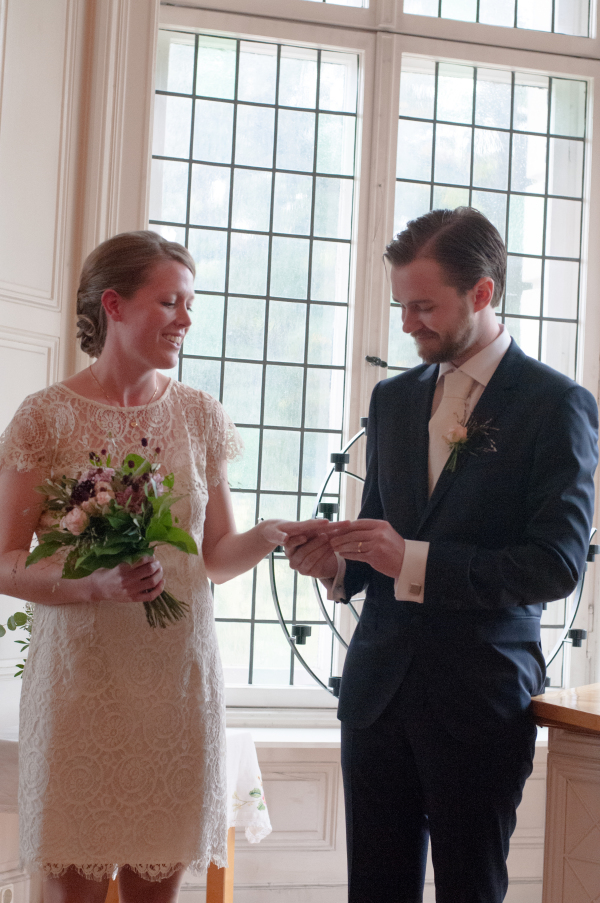 Daniel sätter ringen på Johannas finger.