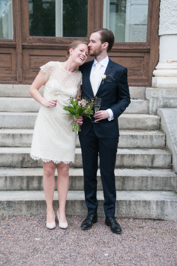 Johanna och Daniel framför Överåsvillan.