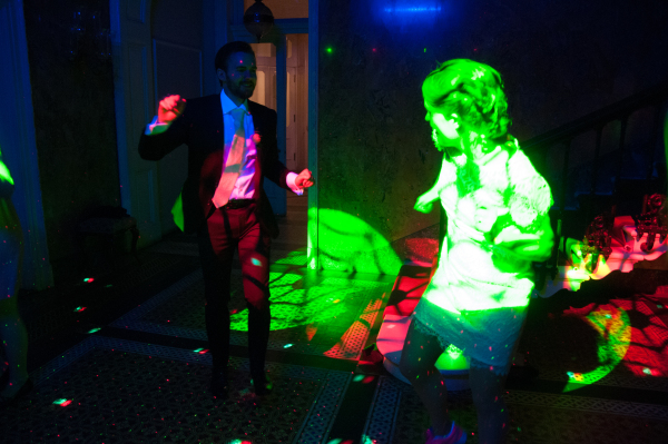 Daniel och Johanna dansar i neon.